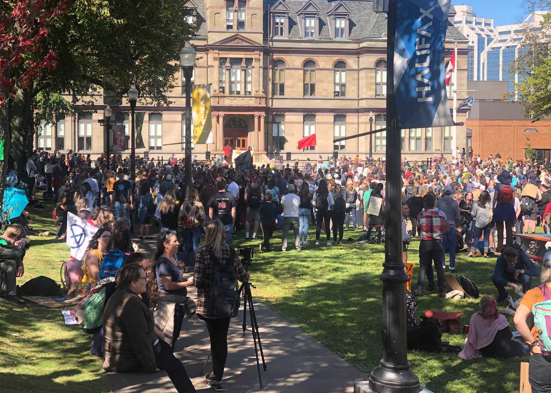 Large crowd by government buildings